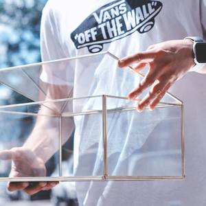 Construit avec une structure métallique durable et des panneaux en verre transparent, cet organisateur de bijoux sublime votre collection. - Product Image 5