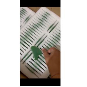 Pierre Gua Sha en jade vert la plus vendue pour le massage du visage, la réduction des rides, la circulation sanguine et le remodelage du visage - En vente - Product Image 3