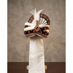 Turbante de Terciopelo Marrón para Novio |   Pagri de Boda India con Bordado Zardozi Dorado, Estilo Maharajá - Product Image 1