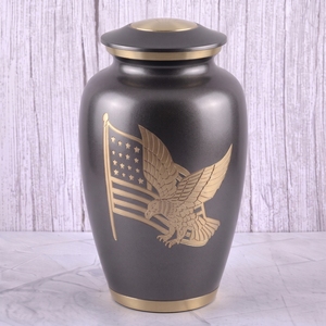 Urne funéraire pour adultes en laiton argenté et doré avec motif d'aigle et de drapeau américain pour cendres humaines, finition mate - Product Image 6