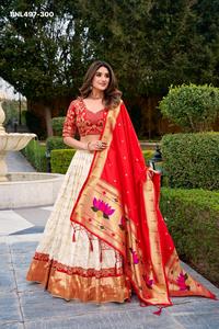Conjunto de Lehenga-Blusa y Dupatta Paithani de Seda de Alta Calidad con Bordado de Zari y Lentejuelas, Color Blanco CanCan, Proveedor Indio - Product Image 5