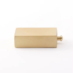 Boîte d'allumettes dorée moderne avec allumettes à pointe rouge, bâtonnets de sécurité durables pour usage domestique - Product Image 2