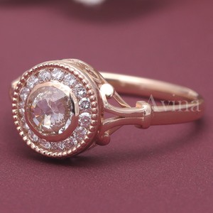 Bague en diamant champagne taille ronde en or rose/jaune et blanc 18 carats, style vintage avec halo de diamants, pour femme, bijoux fins de fiançailles - Product Image 5