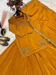 Robe de mariée traditionnelle indienne et pakistanaise pour femme, en soie moutarde brodée, longueur ras du sol, avec bordure dorée, coupe ample - Product Image 5