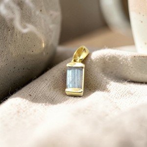 Pendentif en labradorite naturelle plaqué or |   Bijoux minimalistes élégants et flashy avec pierres précieuses, cadeau idéal - Product Image 1
