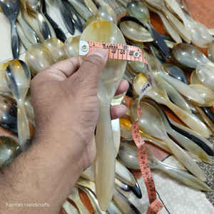 Cuillère de service élégante en corne de bœuf, artisanale, en corne naturelle, ustensile de cuisine à prix avantageux - Product Image 3
