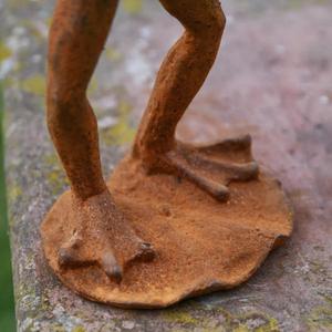 Sculpture de grenouille en métal finition rouille sur pied avec base, fournitures de jardin - Product Image 4