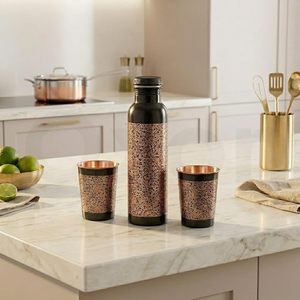 Botella de agua antigua de cobre con dos vasos de cobre grabados a juego, juego de recipientes tradicionales indios para bebidas, juego de botellas de agua de metal. - Product Image 1