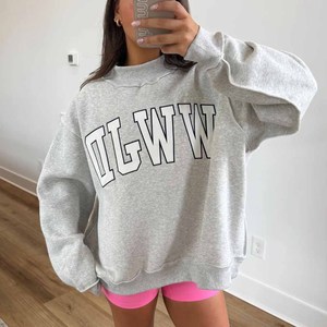 Sudadera Oversize Gris con Cuello Redondo y Estampado de Letras Blancas en la Parte Delantera, Unisex, Corte Regular, Estilo Otoñal - Product Image 1