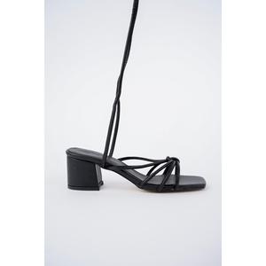 Sandali con tacco nero da donna con cinturino allacciato alla caviglia - Product Image 1