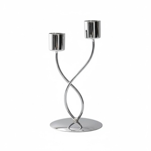 Support à bougies en métal doré en forme de U, idéal pour les centres de table de mariage et la décoration d'événements spéciaux, prix bas - Product Image 2