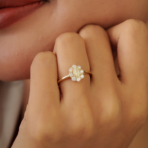Anillo de compromiso de oro amarillo de 14K hecho a mano con diamantes naturales brillantes personalizados de piedra de nacimiento de abril, venta al por mayor de joyería a granel - Product Image 2
