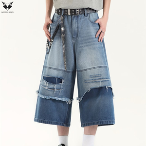 Pantalones cortos de mezclilla para hombre, holgados, azul claro, con capas, desgastados, con dobladillo sin rematar, estilo baggy, streetwear, hip hop, de pierna ancha - Product Image 4