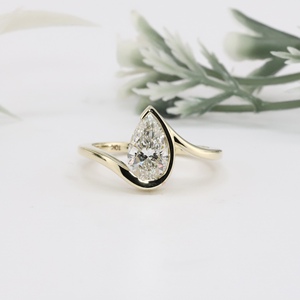 Bague de fiançailles en or jaune avec diamant de laboratoire taille poire, sertie en clos, style classique, et alliance ondulée pour mariage et anniversaire, bijoux fins - Product Image 1