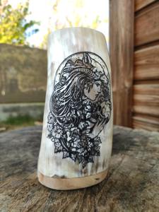 Chope en corne de viking haut de gamme, artisanale, pour hydromel, bière et festivals sur le thème du Moyen Âge - Product Image 2
