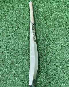 ไม้คริกเก็ต MB Malik UMZ Zulfi Legend Edition รุ่นทนทาน น้ำหนักเบา ทำจากไม้ Willow สำหรับคนถนัดขวา/ซ้าย พร้อมปลอกหุ้มและแผ่นกันลื่นฟรี - Product Image 4
