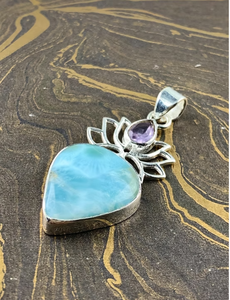Pendentif artisanal en larimar et améthyste, argent 925, motif fleur de lotus - Collection de créateurs, bijoux de haute qualité, vente en gros - Product Image 2