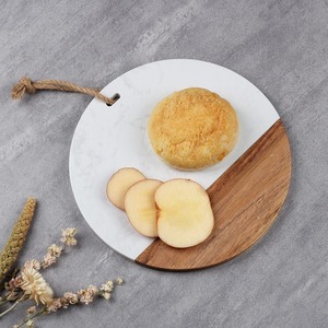 Planche à découper en marbre élégante et artisanale pour servir fromages, fruits et en-cas gourmands, planche à découper pour usage quotidien en cuisine - Product Image 1