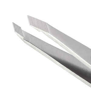 Pinzas Profesionales para Cejas MARI INSTRUMENTS, Punta Inclinada Suave, Acero Inoxidable Alemán, Pinzas para Extensión de Cejas - Product Image 2