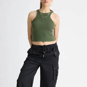 Top corto sin mangas con un ajuste favorecedor para looks urbanos sencillos. - Product Image 3