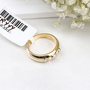 Anillo de Oro Amarillo Sólido de 14K con Tres Diamantes Naturales en Bisel y Banda Abombada, Joyería Fina, Memoria Jewels, Venta al Por Mayor - Product Image 4