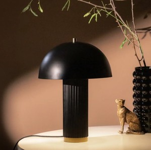 Lámpara de mesa con cúpula de hierro negro y base acanalada |   Lámpara de Escritorio Moderna para Hotel |   Iluminación Contemporánea de Tamaño Mediano E26 AC - Product Image 2