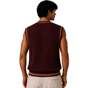 Chaleco de Punto para Hombre, Color Borgoña con Rayas en Contraste Camel, Cuello en V, Sin Mangas, Personalizable con Logotipo, Lana Acrílica, Venta al Por Mayor - Product Image 2