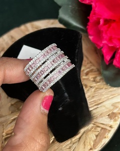 Bague de cocktail géométrique pour femme en alliage plaqué rhodium avec zircone cubique taille émeraude sertie en canal, bijou de soirée glamour - Product Image 3
