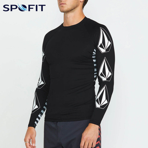 Camiseta de Manga Larga para Hombre, Color Gris, con Paneles Negros y Logotipo Personalizado en la Parte Delantera, de Secado Rápido, Spandex y Poliéster - Product Image 2