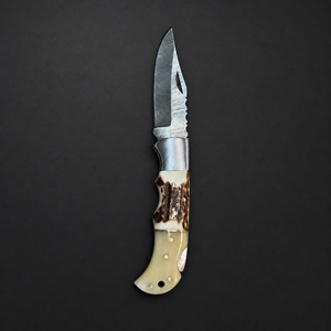 Cuchillo de Caza Artesanal de Damasco con Hoja Dentada de Punta Caída, Mango de Asta de Ciervo y Hueso, Funda de Cuero para Uso Exterior OEM - Product Image 4