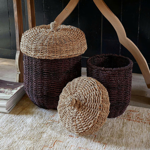 Ensemble de paniers de rangement contemporains ronds en jonc de mer, avec couvercle en forme de gland, faits à la main, pour articles divers et organisation de chambre d'enfant - Product Image 1