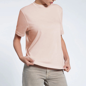 T-shirt pour femme en coton 100% rose pâle, col rond, coupe classique, manches courtes, style minimaliste, à porter au printemps et en été - Product Image 5