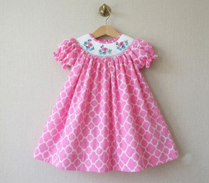 Robe pour filles à imprimé géométrique rose avec col flamant rose brodé, manches bouffantes, coupe trapèze, mini, style estival mignon - Product Image 1