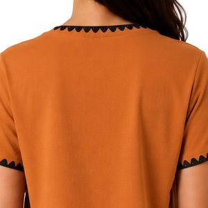 Camiseta de Mujer con Bordado Floral Naranja Quemado, Ribete en Contraste Negro, Cuello Redondo, Manga Corta, Estilo Casual, OEM ODM Personalizable - Product Image 6