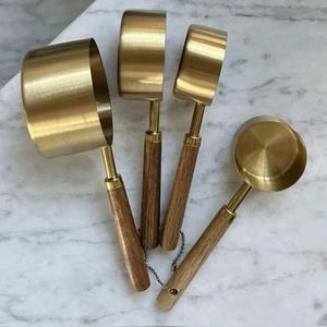 Ensemble de 4 tasses à mesurer en métal au design moderne avec poignées en bois, finition dorée, passe au lave-vaisselle, qualité supérieure - Product Image 3