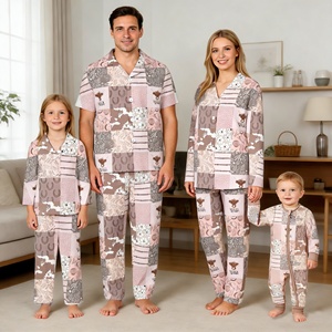 Conjunto de Pijamas Navideños con Botones, Pijamas Familiares con Diseño Personalizado, Ropa de Dormir de Bambú - Product Image 4