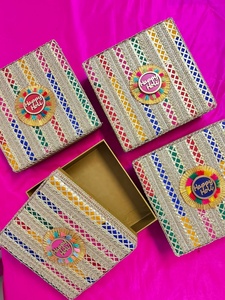 Coffret cadeau Holi Gota Patti exquis, fait main, avec dentelle Gota Patti et broderie multicolore vibrante sur une base luxueuse - Product Image 3