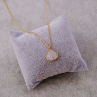 El Joyero Collier Pendentif en Pierre de Lune Arc-en-ciel Naturelle, Sertie en Triangle Gravé, en Laiton Plaqué Or Naturel, Style Tendance