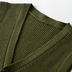 Gilet tricoté pour homme, pull sans manches confortable en tissu doux, idéal pour le bureau, les occasions décontractées et le style hivernal au quotidien - Product Image 3