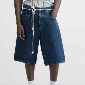 Shorts en jean pour hommes respirants, style vintage streetwear, délavage clair, ourlet brut, avec strass, pour l'été - Product Image 1