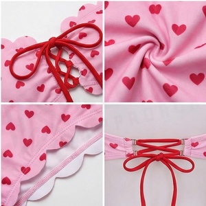 Ensemble bikini 2 pièces imprimé cœurs roses, haut bandeau avec détail lacé, bas string, maillot de bain pour femme - Product Image 4