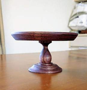 Support à gâteau en bois artisanal pour la présentation sur les tables de fêtes et d'événements, mettant en valeur le bois traditionnel et naturel - Product Image 5