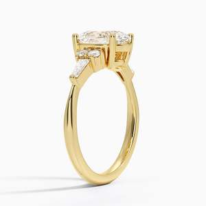 Anillo de Compromiso Solitario con Moissanita de Corte Ovalado, Chapado en Oro de 14K, Anillo Nupcial de Tres Piedras con Piedras Laterales Baguette para Boda - Product Image 3