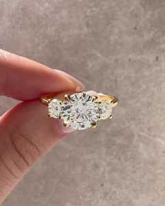 แหวนเพชรทรงกลม 2 กะรัต เพาะเลี้ยงในห้องปฏิบัติการ ทอง 14K ประดับเพชรสามเม็ด สำหรับงานหมั้น งานครบรอบ งานแต่งงาน ผู้ผลิตเครื่องประดับ โรงงาน ผู้จัดจำหน่าย - Product Image 4