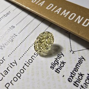 Diamant naturel ovale jaune clair de 1,58 carat, taille brillant modifiée, certifié GIA, pour la vente en gros de bijoux - Product Image 5