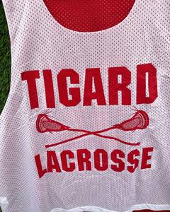 Camiseta Deportiva de Malla Transpirable Tigard Lacrosse para Mujer, Color Rojo, Cuello Redondo, Manga Corta, Corte Regular, Logotipo Estampado, Reversible - Product Image 5