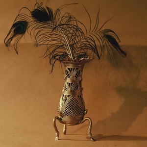 Vase vintage en laiton avec plumes de paon pour la décoration intérieure - Product Image 1