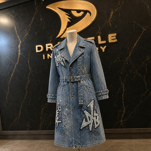 Gabardina de mezclilla con estampado de grafiti y efecto desgastado para hombre, azul medio, larga, con cinturón, estilo Duster, ropa de calle, prenda exterior - Product Image 1