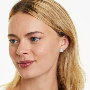 ต่างหูเงินแท้ 925 ประดับเพชรโมอิสซาไนต์ ดีไซน์หรูหราเหนือกาลเวลา ทรงวงรีเจียระไนอย่างประณีต พร้อมเพชรเม็ดใหญ่ตรงกลาง ของขวัญเครื่องประดับชั้นดีสำหรับเธอ - Product Image 3