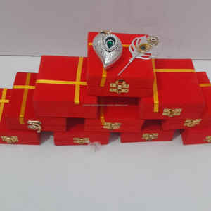 กล่องซินดูร์สีเงินและแท่งติลักในชุดของขวัญสำหรับเทศกาลดีวาลี - Product Image 3